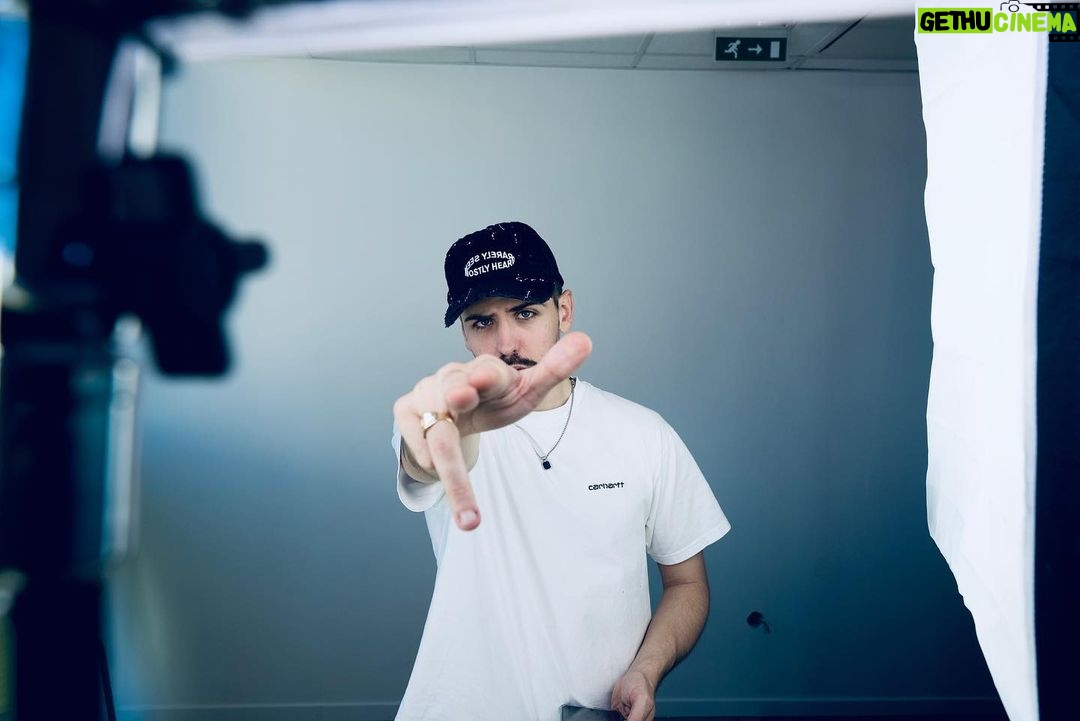 Jordan Rondelli Instagram - Je suis super gang donc faites gaffe, j’espère que c’est bien compris. Mon doigt forme un pistolet très puissant.