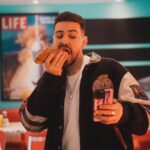 Jordan Rondelli Instagram - POV : tu es un étudiant américain des années 90 qui mange dans un diner des années 70 mais tu as un compte Prime Student. Du coup tu peux (même dans les années 90 et c’est ça qui est fort je sais pas comment ils font) : - Ecouter plus de 2M de musiques sans pub sur Amazon Music Prime en dégustant ton meilleur milkshake - Regarder ta série ou ton film sur Prime Video, posé sur le jukebox - Sub gratuitement à ton streamer préféré sur Twitch avec Prime Gaming Et tout ça pour 24€ par an au lieu de 49€ si tu es étudiant ! @primestudent @primevideofr #PrimeStudent #Sponsorisé #PrimeVideo 📸 : Toujours l’excellent @jules.ctm Merci à @jo_lmb du Kilo Shop d’angers pour les sappes ❤️