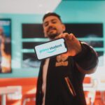 Jordan Rondelli Instagram - POV : tu es un étudiant américain des années 90 qui mange dans un diner des années 70 mais tu as un compte Prime Student. Du coup tu peux (même dans les années 90 et c’est ça qui est fort je sais pas comment ils font) : - Ecouter plus de 2M de musiques sans pub sur Amazon Music Prime en dégustant ton meilleur milkshake - Regarder ta série ou ton film sur Prime Video, posé sur le jukebox - Sub gratuitement à ton streamer préféré sur Twitch avec Prime Gaming Et tout ça pour 24€ par an au lieu de 49€ si tu es étudiant ! @primestudent @primevideofr #PrimeStudent #Sponsorisé #PrimeVideo 📸 : Toujours l’excellent @jules.ctm Merci à @jo_lmb du Kilo Shop d’angers pour les sappes ❤️