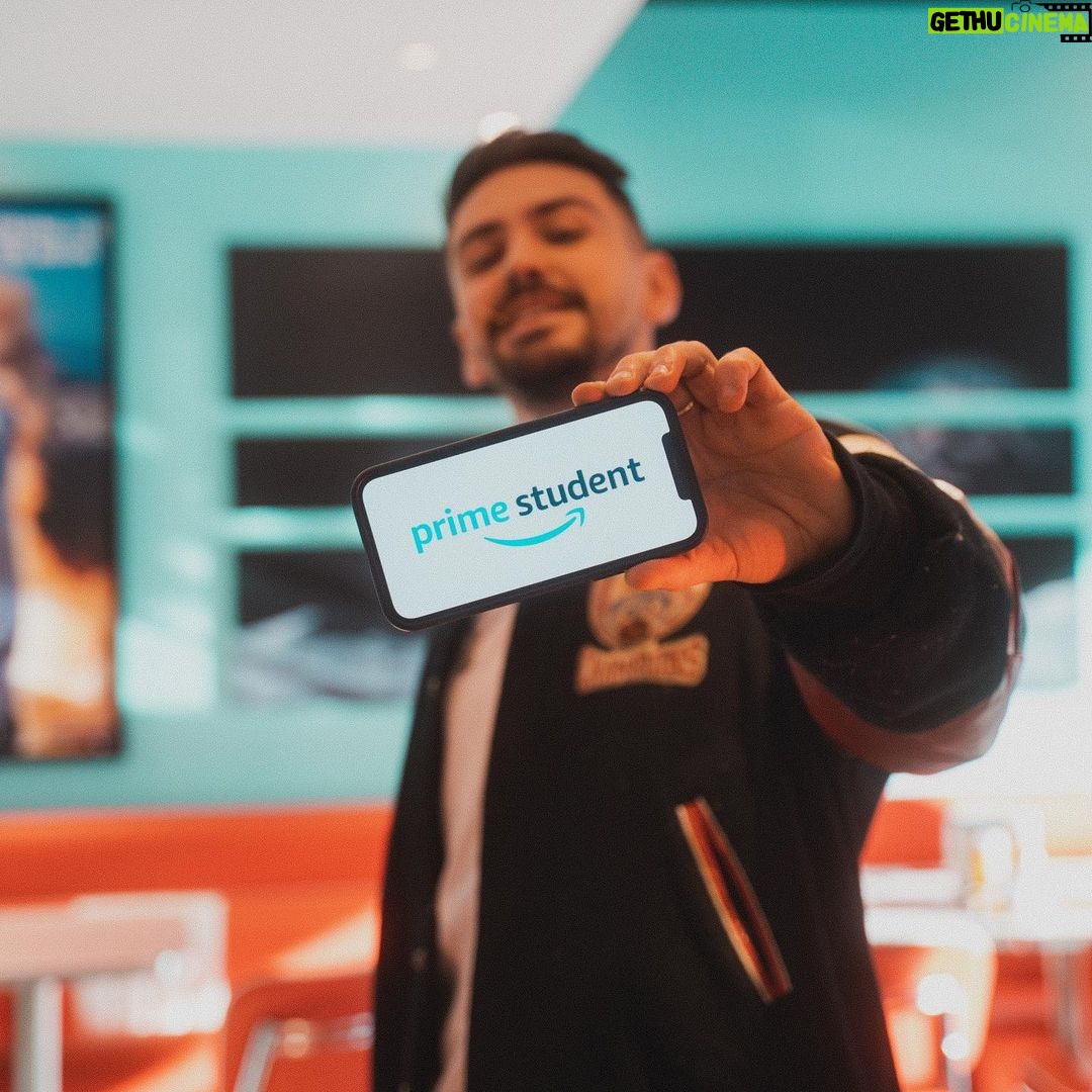 Jordan Rondelli Instagram - POV : tu es un étudiant américain des années 90 qui mange dans un diner des années 70 mais tu as un compte Prime Student. Du coup tu peux (même dans les années 90 et c’est ça qui est fort je sais pas comment ils font) : - Ecouter plus de 2M de musiques sans pub sur Amazon Music Prime en dégustant ton meilleur milkshake - Regarder ta série ou ton film sur Prime Video, posé sur le jukebox - Sub gratuitement à ton streamer préféré sur Twitch avec Prime Gaming Et tout ça pour 24€ par an au lieu de 49€ si tu es étudiant ! @primestudent @primevideofr #PrimeStudent #Sponsorisé #PrimeVideo 📸 : Toujours l’excellent @jules.ctm Merci à @jo_lmb du Kilo Shop d’angers pour les sappes ❤️