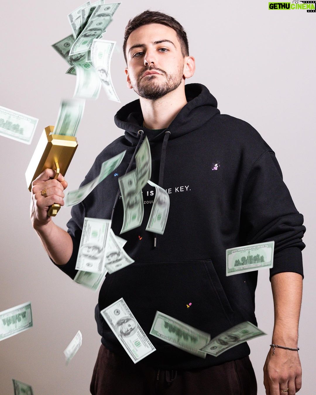 Jordan Rondelli Instagram - Slide pour augmenter la somme 💵🤑 #InfluencerLife #dubai