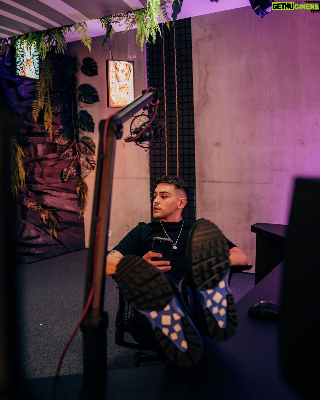Jordan Rondelli Instagram - Voilà enfin le reveal du nouveau studio au Loat, juste merci pour tout ❤️🔥 S/O @quasar.creations @signature_pub @themilaniz @pjhdecoration @thurb_ @therock 📸 @jules.ctm (il a cassé son objectif pendant le shooting)