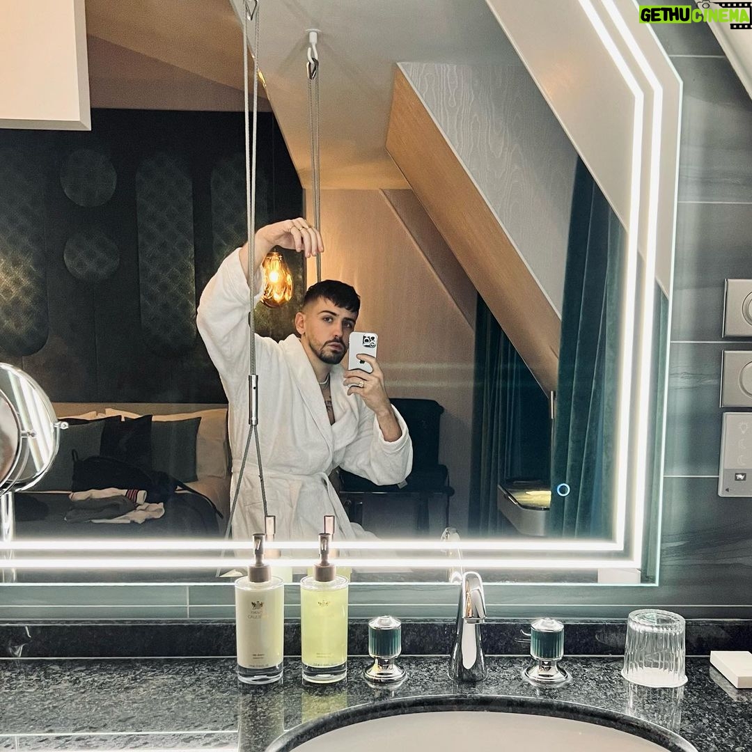 Jordan Rondelli Instagram - Yo mes futurs millionaires, démarre aujourd’hui et gagne demain #Devise 💪🏻 Je vais vous proposer une opportunité dans pas longtemps (c’est un système pyramidal en gros ça veut dire ça monte super haut les gains comme une pyramide !)