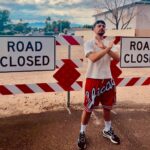 Jordan Rondelli Instagram - Oui j’ai pris des risques de fou en mettant un short avec écrit Chicago à Las Vegas alors que ce sont 2 villes différentes… Moi j’ai peur de personne. Il y a un groupe de 7 mecs qui me sont tombés dessus, j’ai envoyé des potatoes dans tous les sens et je leur ai dit « Don’t try me bro, i will punch you in the face », ils sont partis en courant. Enfin bref, tout va bien pour moi, petit à petit j’impose ma loi ici. 🇺🇸