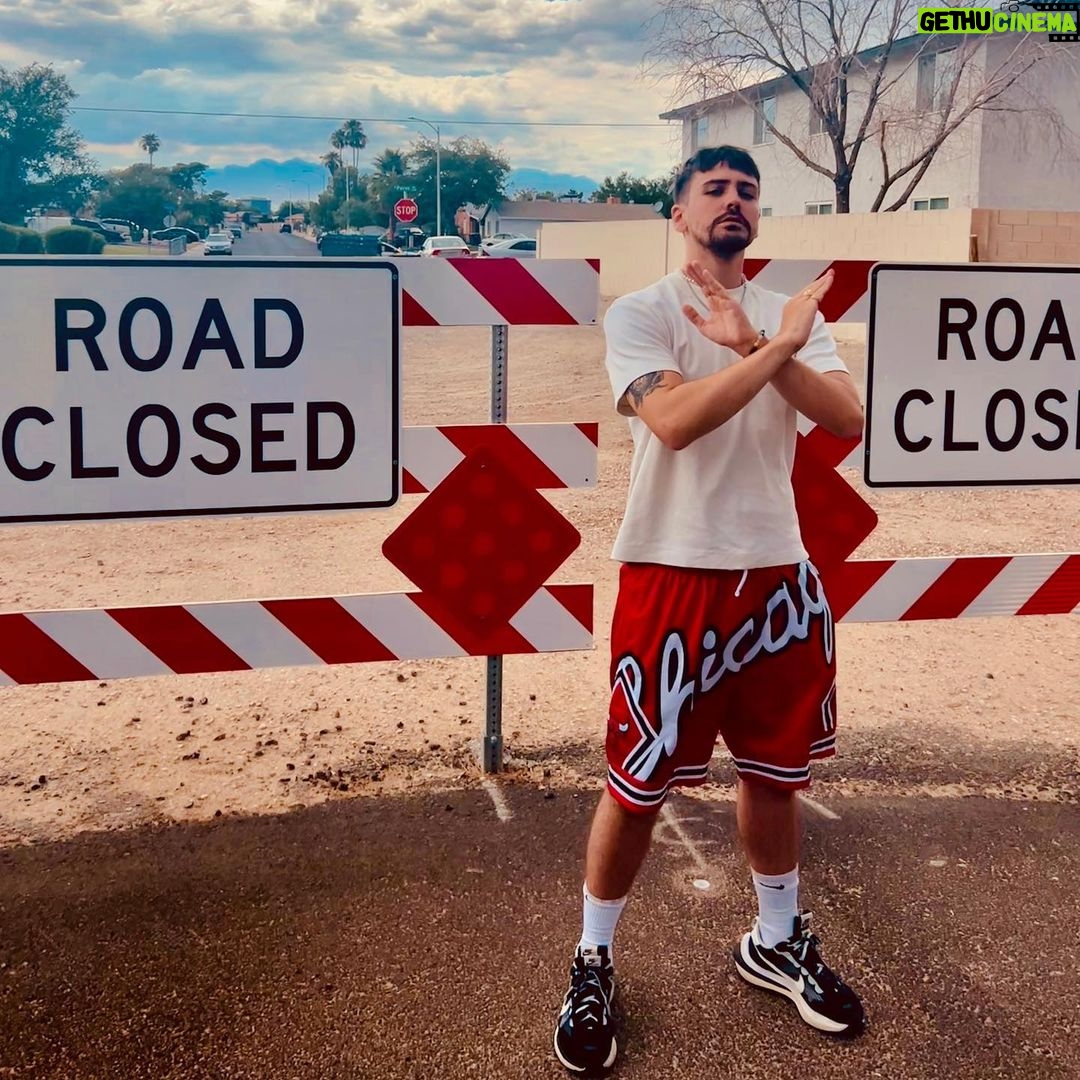 Jordan Rondelli Instagram - Oui j’ai pris des risques de fou en mettant un short avec écrit Chicago à Las Vegas alors que ce sont 2 villes différentes… Moi j’ai peur de personne. Il y a un groupe de 7 mecs qui me sont tombés dessus, j’ai envoyé des potatoes dans tous les sens et je leur ai dit « Don’t try me bro, i will punch you in the face », ils sont partis en courant. Enfin bref, tout va bien pour moi, petit à petit j’impose ma loi ici. 🇺🇸