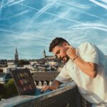 Jordan Rondelli Instagram - [CONCOURS] J’aime écouter et faire de la musique dans des lieux très très bruyants parce que de toute façon j’ai une réduction de bruit de fou malade avec les #HUAWEIFreeBudsPro2 (conçus en collab avec Devialet d’ailleurs 🔥) Ils sont dotés d’un double haut-parleur True Sound, autant vous dire que la qualité de son est tooop 👌🏻. Et ça tombe vraiment bien, vous allez pouvoir gagner pour 1000€ de produits Huawei sous ce post ! Pour participer : - Tag 2 amis trop bruyants en commentaire - Like ce post - Follow @huaweimobilefr et @joyca Fin du concours le 15 août Annonce des gagnants le 23 Août 📸 @jules.ctm mon bebou que j’oublie de tag des fois
