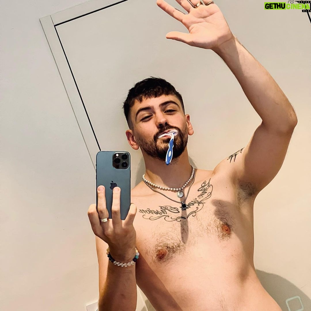 Jordan Rondelli Instagram - Rien posté depuis plus d’un mois, ça va ? Mes gros tétons poilus la