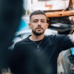 Jordan Rondelli Instagram - Il fait trop trop chaud la c’est une dinguerie, j’écris ça en slibard chez moi face au ventilateur envie de mettre ma tête dans une piscine et faire blupblup 📸 : @jules.ctm