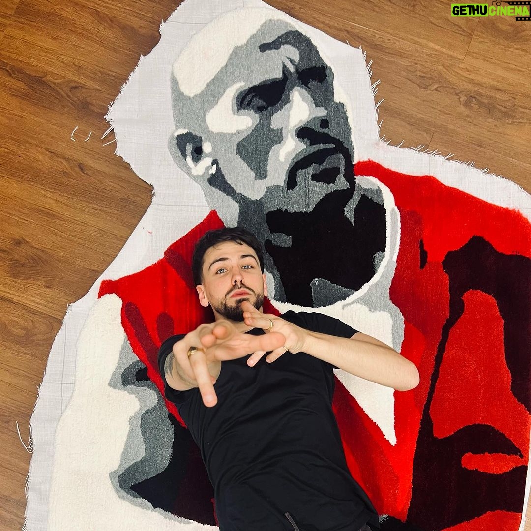 Jordan Rondelli Instagram - 2023 a été une très belle année, en grande partie grâce à vous (le dernier post résume mon implication)🙏🏻 Toujours des projets plein la tête, l’envie de créer, de vous proposer ce que j’ai dans la tête ! Trop fier d’avancer avec l’équipe de cracks que j’ai ❤️, 2024 je vais la commencer avec toujours autant de passion, merci encore et toujours d’avoir changé ma vie depuis 7 ans. On est ensemble et je vous accompagnerai une fois de plus sur toute l’année qui arrive (après j’arrête, j’ouvre un bar PMU, formule midi quinté + et ricard à 2€) 🪄 @kuzanconcept