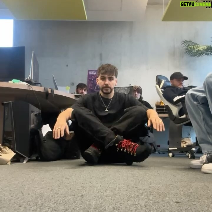 Jordan Rondelli Instagram - 2023 a été une très belle année, en grande partie grâce à vous (le dernier post résume mon implication)🙏🏻 Toujours des projets plein la tête, l’envie de créer, de vous proposer ce que j’ai dans la tête ! Trop fier d’avancer avec l’équipe de cracks que j’ai ❤️, 2024 je vais la commencer avec toujours autant de passion, merci encore et toujours d’avoir changé ma vie depuis 7 ans. On est ensemble et je vous accompagnerai une fois de plus sur toute l’année qui arrive (après j’arrête, j’ouvre un bar PMU, formule midi quinté + et ricard à 2€) 🪄 @kuzanconcept