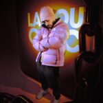 Jordan Rondelli Instagram - [CONCOURS] Collaboration commerciale avec @laboutiqueofficielle Carrément chokbar de la taille de cette boîte qui contient 1 000€ de carte cadeau et 1 iPhone 15 ! D’ailleurs il y a 3 personnes qui vont la gagner, ils seront tirés au sort le 3 décembre 2023. Pour participer : - like le post - follow @laboutiqueofficielle et @joyca - tag 2 potes en commentaires Y’a des milliers d’outfits exclusifs disponibles sur LaBoutiqueOfficielle.com et l'appli ! Le règlement du jeu concours est disponible sur le site de La Boutique Officielle https://lbo.life/3nKGc 📸 : @jules.ctm 🪄 : @kuzanconcept Photos retouchées