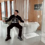 Jordan Rondelli Instagram – Amsterdam 🇳🇱 
28 ans 🎉
Aucun sourire, c’est un choix artistique pour contenir le vrai sourire qui est intérieur. Amsterdam, Netherlands