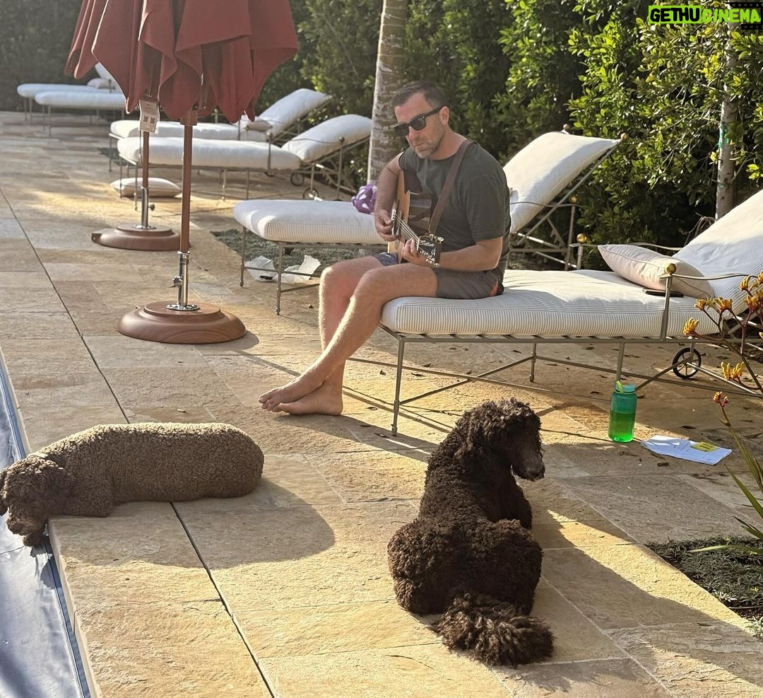 Jordana Brewster Instagram - Serenading his ladeeeez