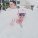 Jordi Wild Instagram – Con mi padre en una fiesta de la espuma, uno de los momentos más epicamente surrealistas de mi vida.
Atentos al último vídeo por favor 🛁😂