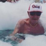 Jordi Wild Instagram – Con mi padre en una fiesta de la espuma, uno de los momentos más epicamente surrealistas de mi vida.
Atentos al último vídeo por favor 🛁😂