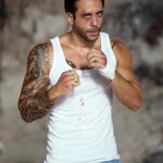 Jordi Wild Instagram - Fotos de la sesión que hice para la portada de ASÍ ES LA PUTA VIDA 👊🏼 El libro ya lleva 5 ediciones en unos pocos meses, y muchos me escribís diciéndome que os ha encantado, lo que me hace muy feliz. Este 23 de Abril, St Jordi, junto a MI SANTO PADRE, estaré firmando libros en Plaça Universitat de Barcelona de 17h a 19h, en la caseta 6, delante de la librería Promarex. Mi padre firmará su libro, y yo el mío, así que los tenéis que traer sí o sí, momento ideal para comprarlos si aún no los teníais. Nos vemos este St Jordi mis amores ❤️