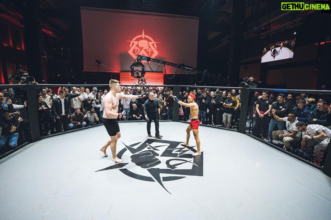 Jordi Wild - 279.9K Likes - Aún estoy procesando lo que he vivido este fin de semana… Un sueño hecho realidad, mi propia competición de combates, 6 combates inolvidables, momentos épicos, dramáticos, tensos, gran música… y un roast que casi nos lleva presos a todos.
Quiero agradeceros el cariño, el amor, las bonitas palabras que me hacéis llegar, esto es el inicio de mucho más 👊🏼
Y por supuesto gracias al Xokas, Gonzalo, el equipo de Cabal, David, y sobre todo, los luchadores, por este evento épico ❤️