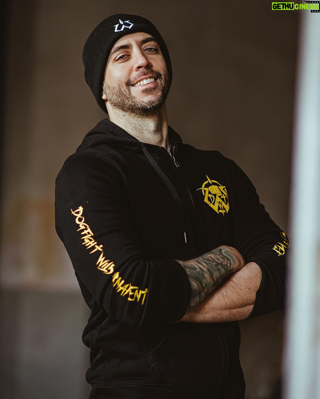 Jordi Wild Instagram - Este 17 de Febrero llega a vuestras vidas el Evento más brutal que se haya hecho en internet: Dogfight Wild Tournament - DWT A las 7 de la tarde (hora española) empieza en El Rincón de Giorgio la locura que no os va a dejar indiferentes… Un espectáculo y una guerra abierta como no se habrá visto. La impresionante ilustración del cartel oficial está hecho por @rodrigo.lorenzo.art , un genio que trabaja para la UFC, la NFL y muchos sitios del altísimo nivel. Seguidlo 👊🏼