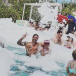 Jordi Wild Instagram – Con mi padre en una fiesta de la espuma, uno de los momentos más epicamente surrealistas de mi vida.
Atentos al último vídeo por favor 🛁😂