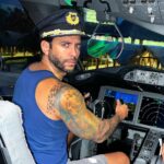 Jordi Wild Instagram – Entras en un avión, y el piloto es él.
¿Qué haces?