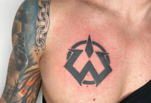 Jordi Wild Instagram - Este logo lo ideé en un momento un poco perdido y extraño de mi vida, y es el núcleo de muchos de mis proyectos, éxitos y superación, por lo que para mí es un orgullo poder llevarlo en mi piel para siempre.
Tatuaje que me ha hecho mi querida @lapeytattoo que os recomiendo muchísimo que le echéis un vistazo a su perfil❤️