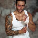 Jordi Wild Instagram - Fotos de la sesión que hice para la portada de ASÍ ES LA PUTA VIDA 👊🏼 El libro ya lleva 5 ediciones en unos pocos meses, y muchos me escribís diciéndome que os ha encantado, lo que me hace muy feliz. Este 23 de Abril, St Jordi, junto a MI SANTO PADRE, estaré firmando libros en Plaça Universitat de Barcelona de 17h a 19h, en la caseta 6, delante de la librería Promarex. Mi padre firmará su libro, y yo el mío, así que los tenéis que traer sí o sí, momento ideal para comprarlos si aún no los teníais. Nos vemos este St Jordi mis amores ❤️