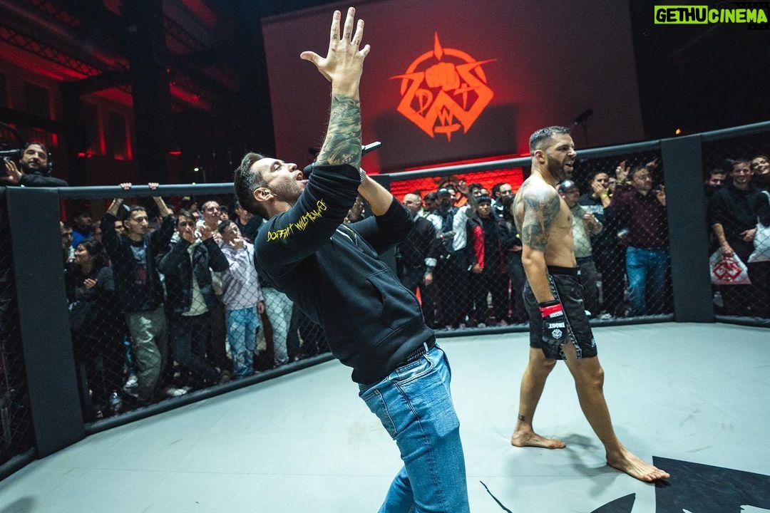 Jordi Wild - 279.9K Likes - Aún estoy procesando lo que he vivido este fin de semana… Un sueño hecho realidad, mi propia competición de combates, 6 combates inolvidables, momentos épicos, dramáticos, tensos, gran música… y un roast que casi nos lleva presos a todos.
Quiero agradeceros el cariño, el amor, las bonitas palabras que me hacéis llegar, esto es el inicio de mucho más 👊🏼
Y por supuesto gracias al Xokas, Gonzalo, el equipo de Cabal, David, y sobre todo, los luchadores, por este evento épico ❤️