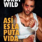 Jordi Wild Instagram - Hoy es un día muy importante porque tengo que anunciar algo que os va a encantar: ¡el 3 de Noviembre se publica mi nuevo libro ASÍ ES LA PUTA VIDA (El libro de Anti-Autoayuda)! En este libro, hecho por mí (se tenía que decir 😂), explico las realidades de la vida, las hostias que vas a recibir, las falsas esperanzas que algunos quieren meter en tu cabeza y que llevan a frustraciones y problemas mentales; pero todo desde un punto de vista constructivo y optimista, la vida es dura pero maravillosa. También relataré porque para mí el mal llamado negocio de la autoayuda hace mucho más daño que bien, como los gurús, tanto místicos como modernos, se quieren aprovechar de vosotros por dinero, o del daño que las redes sociales y el hate os pueden hacer si no sabéis gestionarlo. La vida tiene ciertas reglas, y para jugar bien las tienes que conocer. Y muchas más cosas de las que no os quiero hacer spoiler… creo, de verdad, que es de lo mejor que he hecho en mi vida. Ya lo podéis reservar en Amazon: Así es la puta vida: El libro de ANTI autoayuda (Plan B) https://amzn.eu/d/fzfs8VO (si lo buscáis en si buscador también aparece). Espero que tengáis tantas ganas de leerlo como yo de hacerlo.