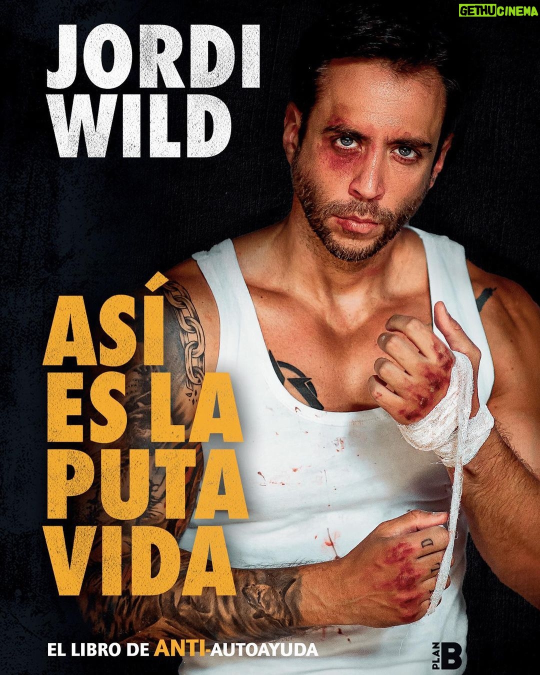 Jordi Wild Instagram - Hoy es un día muy importante porque tengo que anunciar algo que os va a encantar: ¡el 3 de Noviembre se publica mi nuevo libro ASÍ ES LA PUTA VIDA (El libro de Anti-Autoayuda)! En este libro, hecho por mí (se tenía que decir 😂), explico las realidades de la vida, las hostias que vas a recibir, las falsas esperanzas que algunos quieren meter en tu cabeza y que llevan a frustraciones y problemas mentales; pero todo desde un punto de vista constructivo y optimista, la vida es dura pero maravillosa. También relataré porque para mí el mal llamado negocio de la autoayuda hace mucho más daño que bien, como los gurús, tanto místicos como modernos, se quieren aprovechar de vosotros por dinero, o del daño que las redes sociales y el hate os pueden hacer si no sabéis gestionarlo. La vida tiene ciertas reglas, y para jugar bien las tienes que conocer. Y muchas más cosas de las que no os quiero hacer spoiler… creo, de verdad, que es de lo mejor que he hecho en mi vida. Ya lo podéis reservar en Amazon: Así es la puta vida: El libro de ANTI autoayuda (Plan B) https://amzn.eu/d/fzfs8VO (si lo buscáis en si buscador también aparece). Espero que tengáis tantas ganas de leerlo como yo de hacerlo.