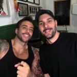 Jordi Wild Instagram – Empezando a tatuar todo el otro brazo con dos tatuadores a la vez… #NoPainNoGain