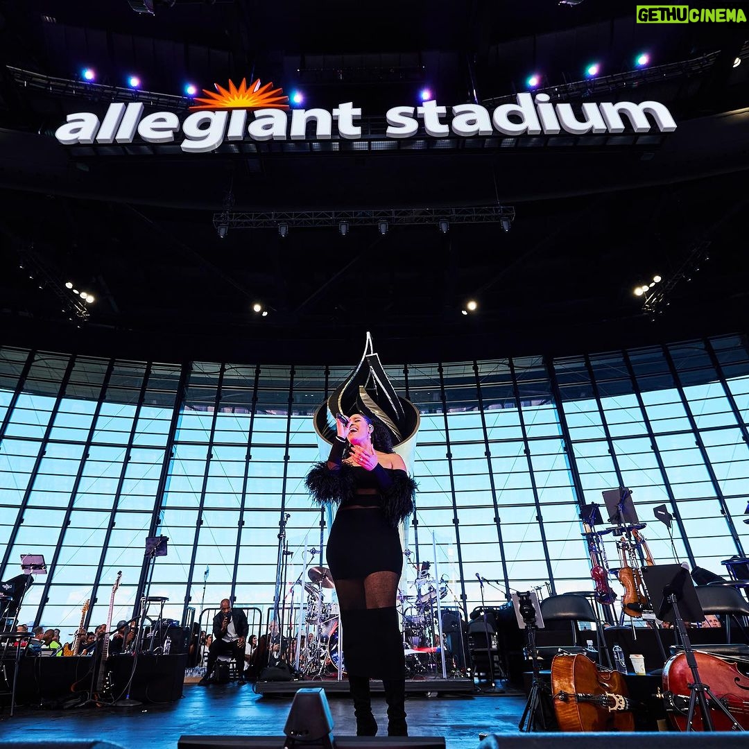 Jordin Sparks Instagram - What a Sunday! Thank you again for having me, @raiders! 🏈 🎤 ✨ Allegiant Stadium