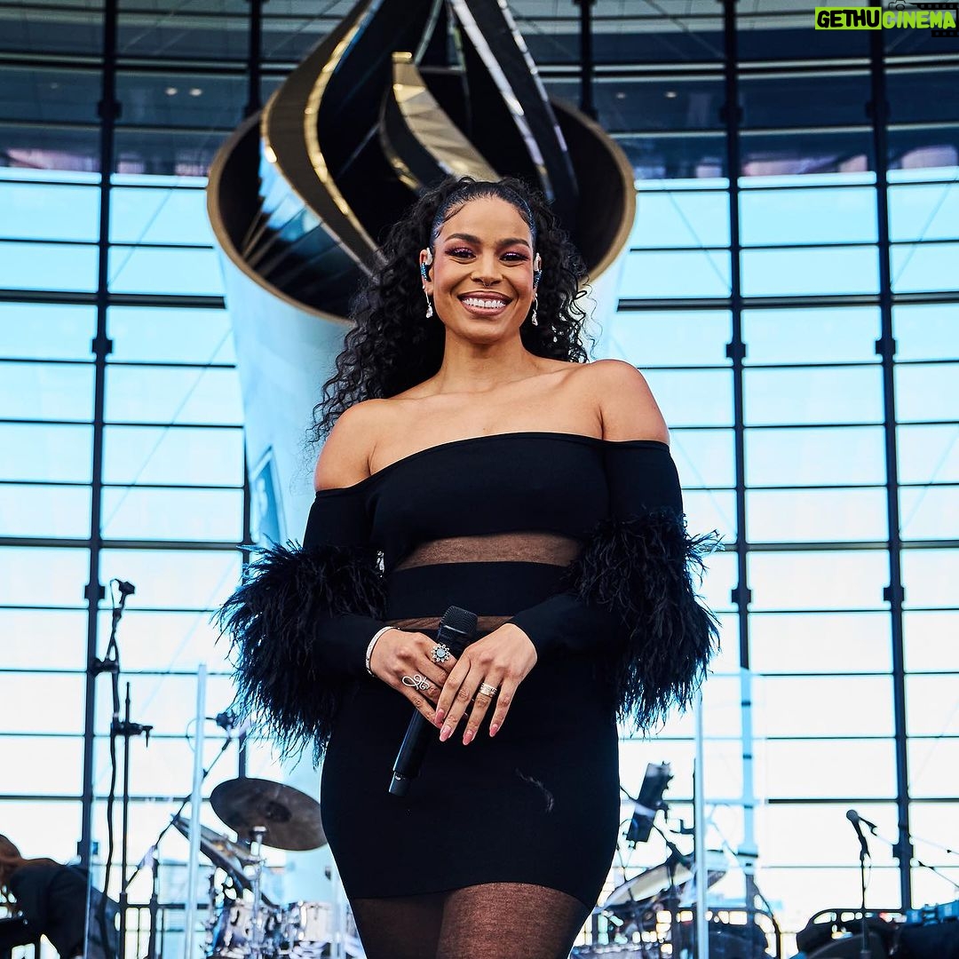 Jordin Sparks Instagram - What a Sunday! Thank you again for having me, @raiders! 🏈 🎤 ✨ Allegiant Stadium