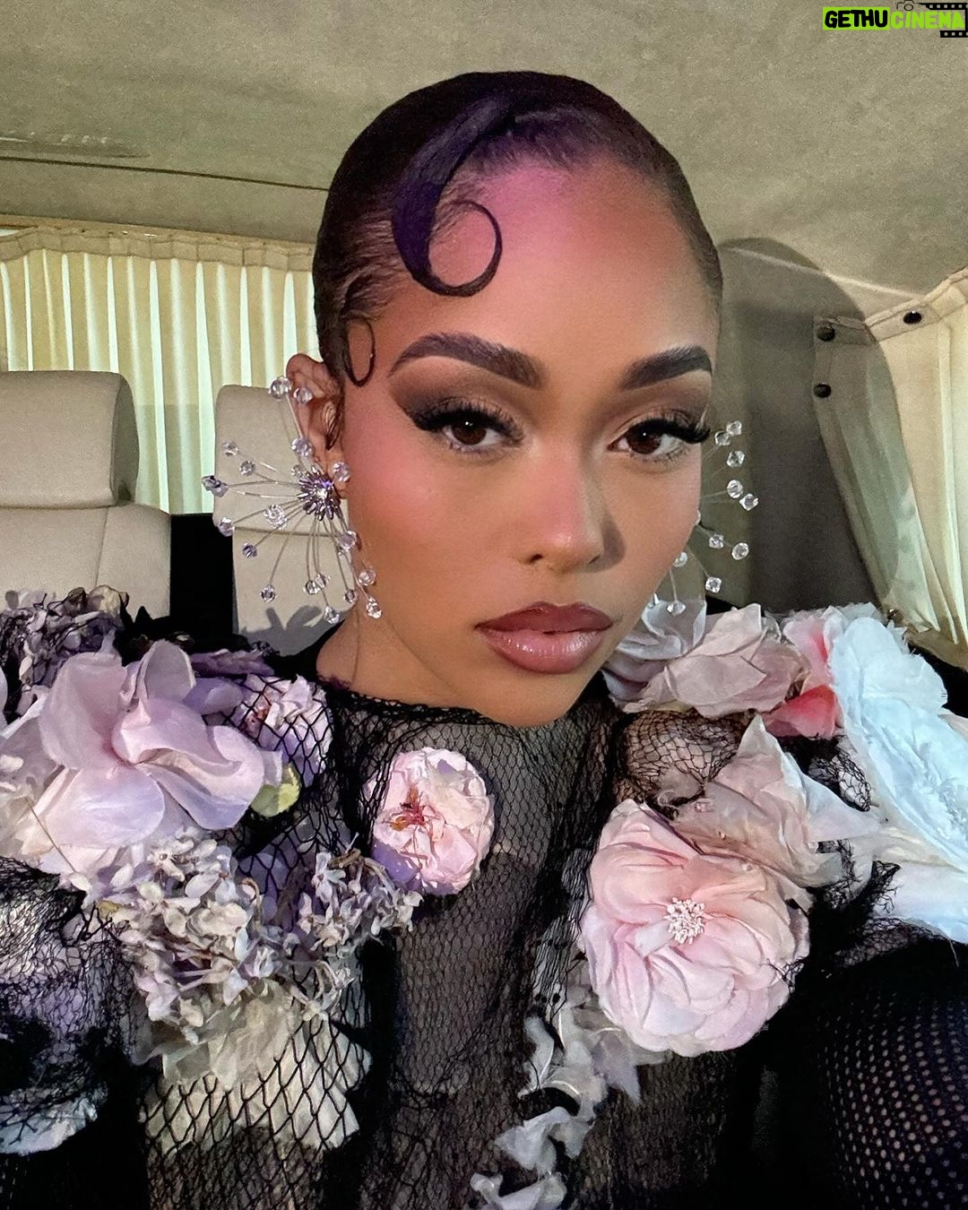 Jordyn Woods Instagram - You deserve your flowers 🌷@jeanpaulgaultier @simonerocha_ #hautecouture