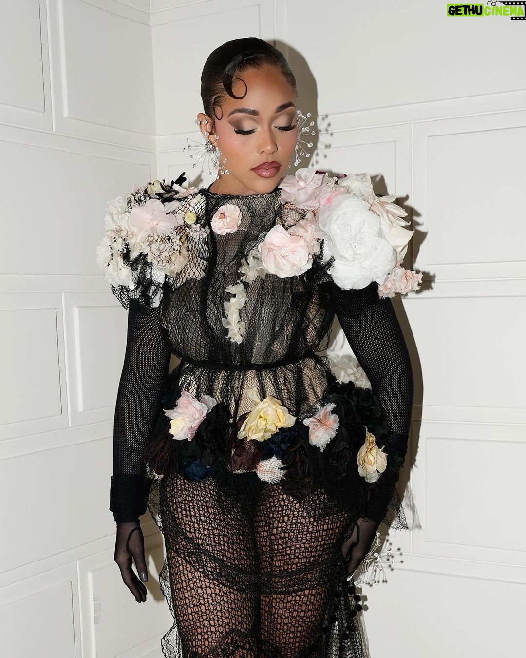 Jordyn Woods Instagram - You deserve your flowers 🌷@jeanpaulgaultier @simonerocha_ #hautecouture