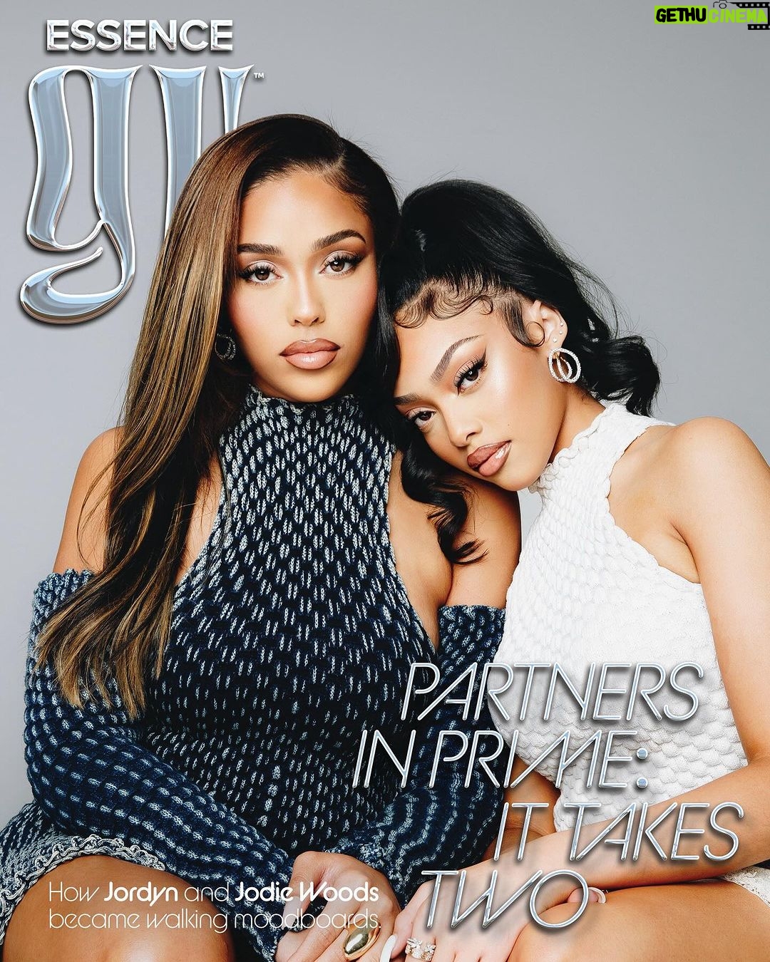 Jordyn Woods Instagram - Ending the year with a COVER🤍 cover girl with my sister @jodiewoods … thank you @essencegu_ 🤍 on stands now @essence