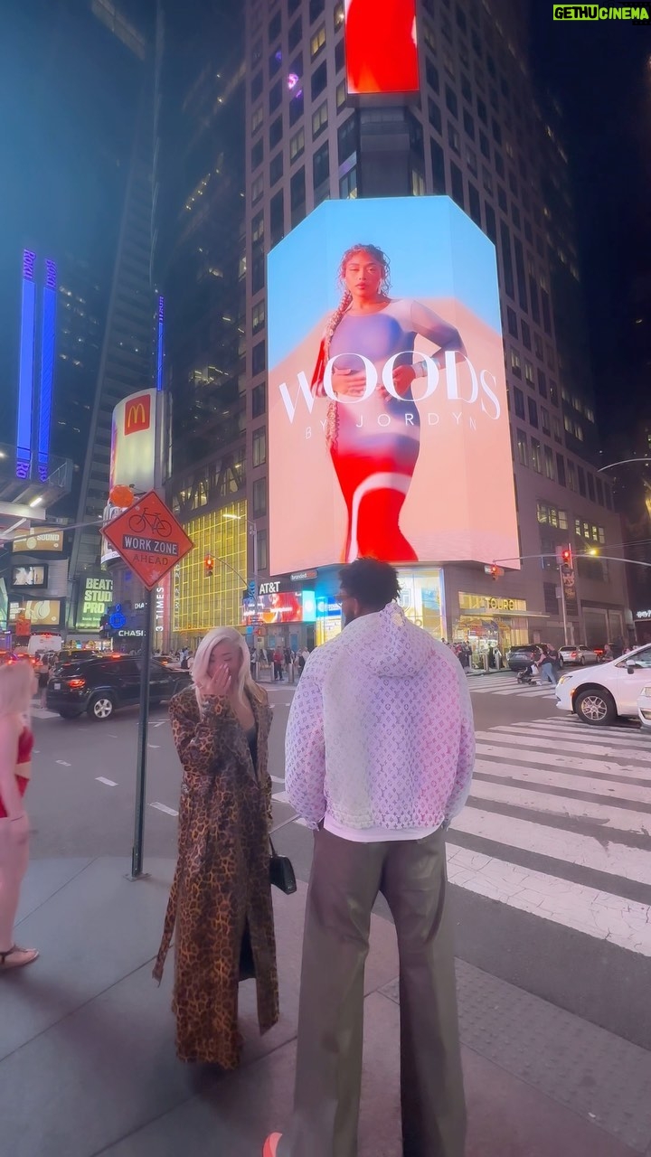 Jordyn Woods Instagram - crying real tears😭 being able to honor my family name in TIMES SQUARE ARE YOU KIDDING!?!? I miss you more than ever dad, wish you could be here with us! @woodsbyjordyn is so much bigger than just a brand to me. This journey is very personal. Thank you to my man @karltowns and my family and team for always supporting me through any and everything. TIMES SQUARE BITCHESSSSS 🍎 @woodsbyjordyn @jodiewoods @jcutie14 @elizabethwoods @jwoodzart @j.arthurfitness