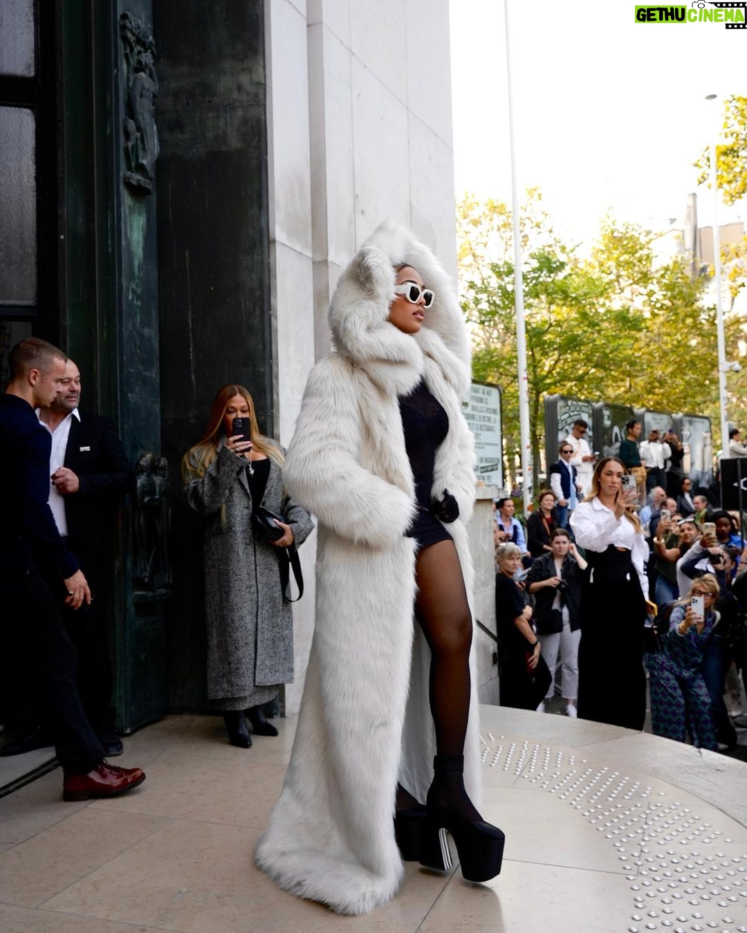 Jordyn Woods Instagram - Yes, it’s still fashion week 🤍 @ninaricci ! You crushed it @harris_reed ✨ Paris,France