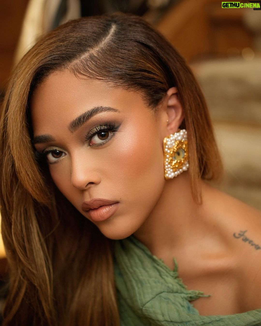 Jordyn Woods Instagram - poison ivy but make it @acnestudios 🍃 Paris,France