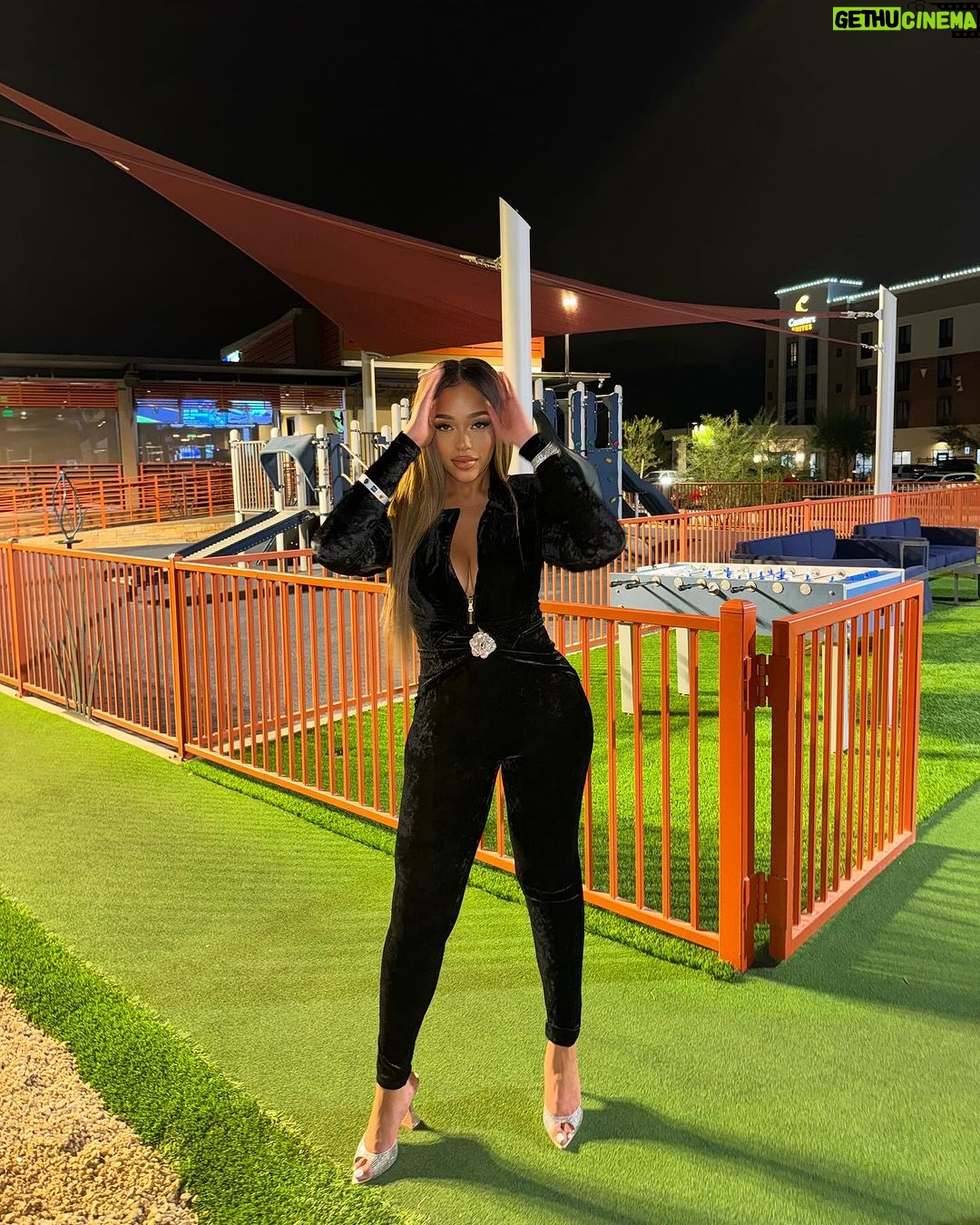 Jordyn Woods Instagram - It takes skill to mini golf in heels 🤫🤣