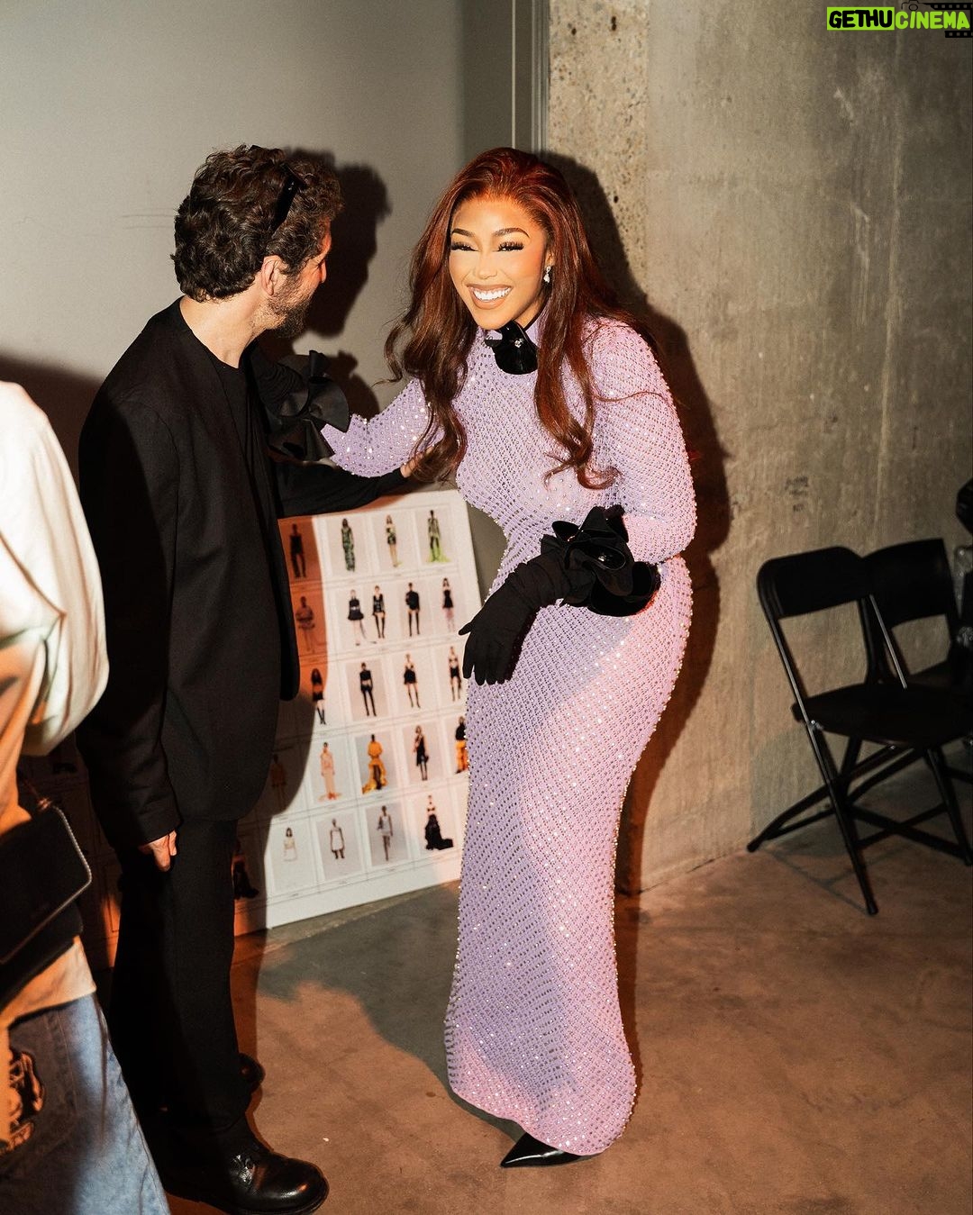 Jordyn Woods Instagram - Back in my favorite city for fashion week 🇬🇧 @davidkoma I’m obsessed with this collection. Congratulations ❤️ London, United Kingdom