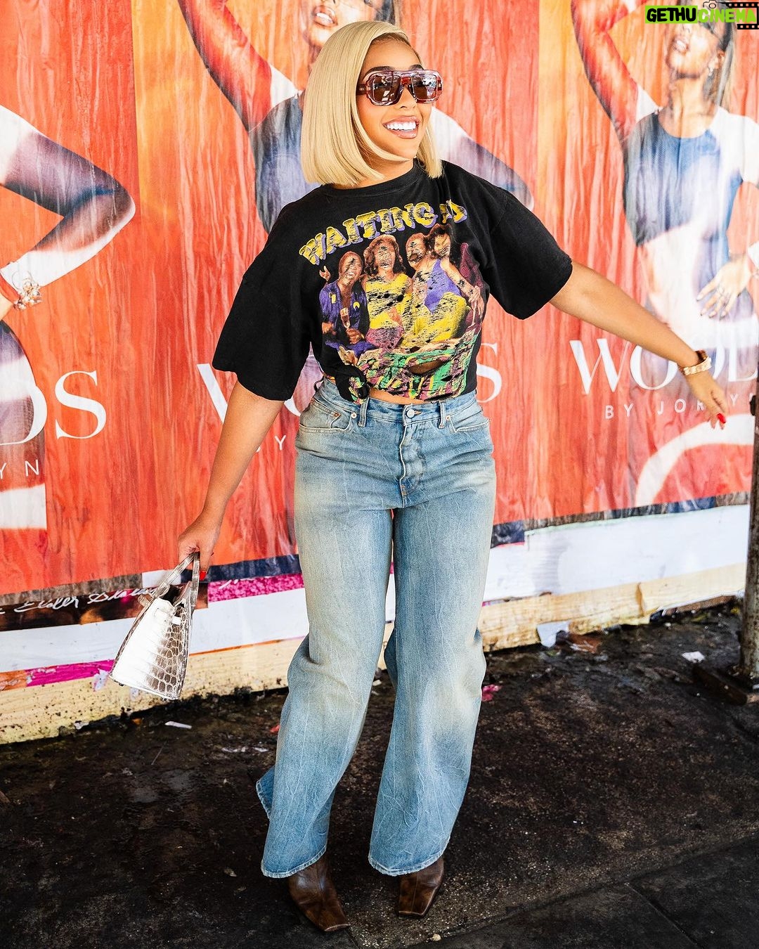 Jordyn Woods Instagram - I have the most thoughtful people in my life🤍 my man and team surprised me with @woodsbyjordyn billboards all around NY during fashion week! I cried like a baby😭 love you with all my heart! @karltowns New York, New York