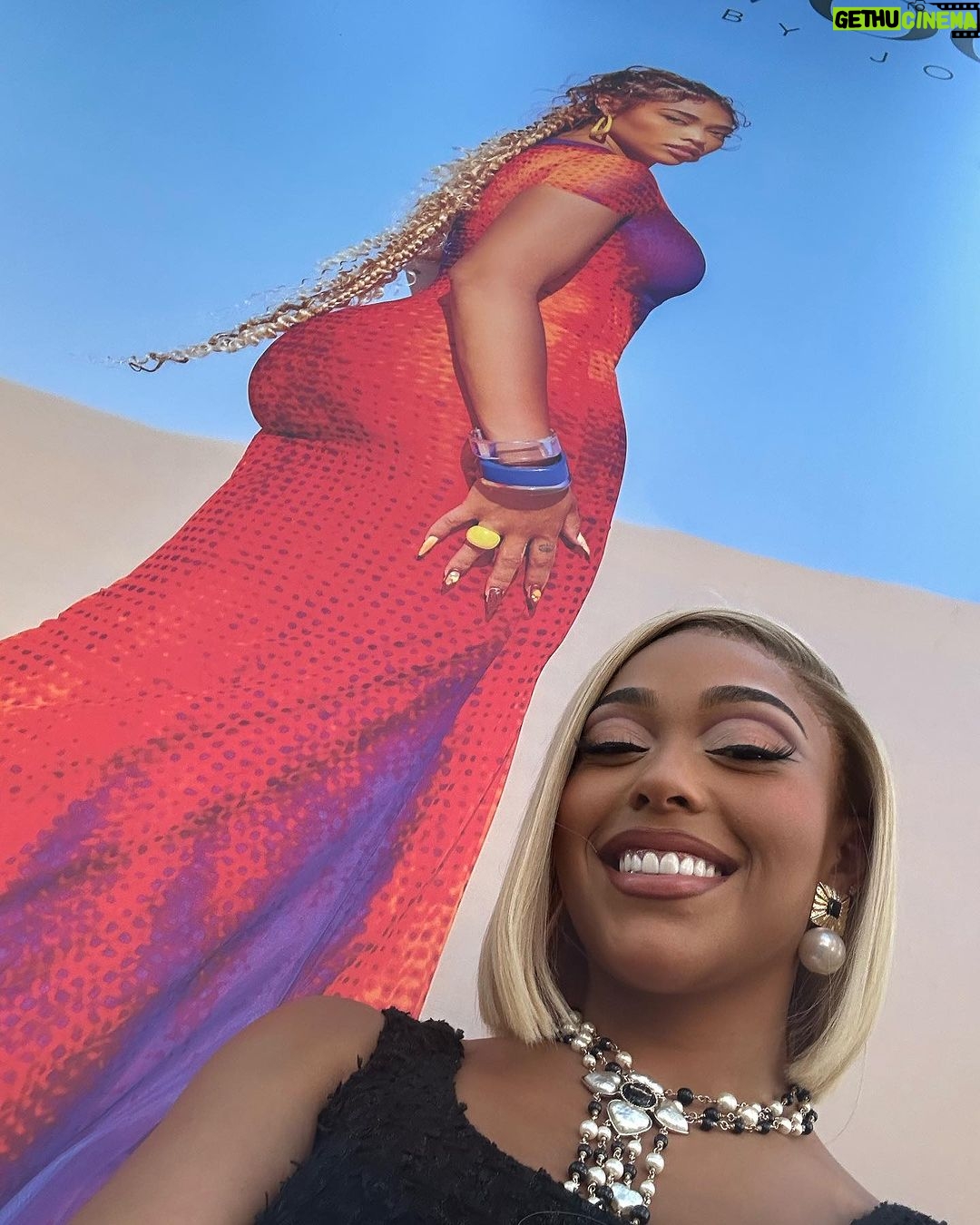 Jordyn Woods Instagram - I have the most thoughtful people in my life🤍 my man and team surprised me with @woodsbyjordyn billboards all around NY during fashion week! I cried like a baby😭 love you with all my heart! @karltowns New York, New York