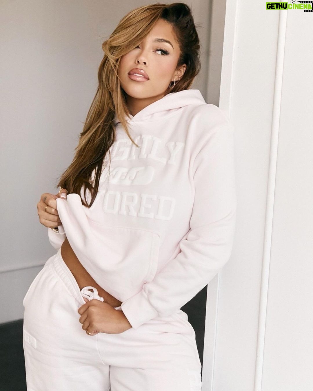 Jordyn Woods Instagram - HIGHLY FAVORED🤍 we’re live on @woodsbyjordyn 🎀 trust me, you will live in this sweatsuit and the candles are the sweetest touch to your home. Overwhelmed with the amount of support we’ve received on this already 🥲