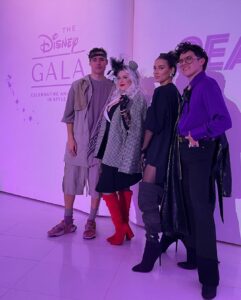 Jorge Blanco Instagram - Ayer celebramos 1OO años de Disney en el #DisneyGala y 16 de esos 1OO han sido gran parte de nuestras vidas regalándonos amigos, familia, trabajo y mucha magia! gracias @diegozunigamenswear por dejarme ser tu Muse en esta increíble línea inspirada en “Hércules” Y gracias a esta hermosa “Cruella” por ser parte de mi vida tantos años @stephieoficial te amo ❤️🤍🖤 #Disney100 Museo Soumaya