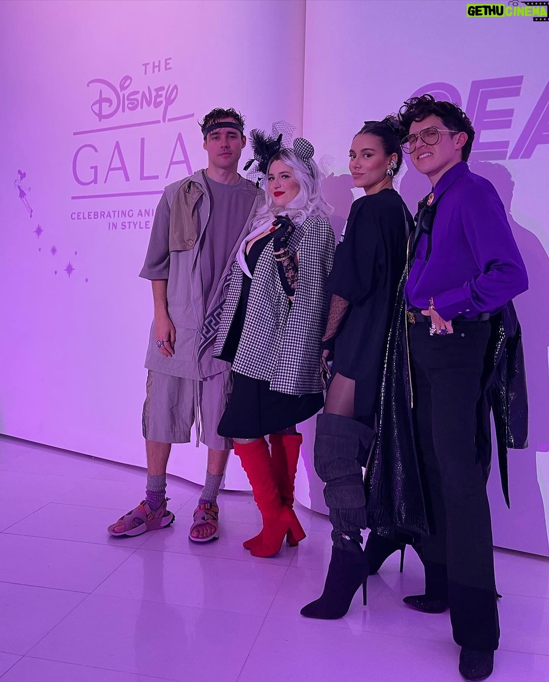 Jorge Blanco - 134.9K Likes - Ayer celebramos 1OO años de Disney en el #DisneyGala y 16 de esos 1OO han sido gran parte de nuestras vidas regalándonos amigos, familia, trabajo y mucha magia! gracias @diegozunigamenswear por dejarme ser tu Muse en esta increíble línea inspirada en “Hércules”
Y gracias a esta hermosa “Cruella” por ser parte de mi vida tantos años @stephieoficial te amo ❤️🤍🖤
#Disney100