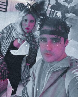 Jorge Blanco Instagram - Ayer celebramos 1OO años de Disney en el #DisneyGala y 16 de esos 1OO han sido gran parte de nuestras vidas regalándonos amigos, familia, trabajo y mucha magia! gracias @diegozunigamenswear por dejarme ser tu Muse en esta increíble línea inspirada en “Hércules” 
Y gracias a esta hermosa “Cruella” por ser parte de mi vida tantos años @stephieoficial te amo ❤️🤍🖤
#Disney100