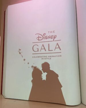 Jorge Blanco Instagram - Ayer celebramos 1OO años de Disney en el #DisneyGala y 16 de esos 1OO han sido gran parte de nuestras vidas regalándonos amigos, familia, trabajo y mucha magia! gracias @diegozunigamenswear por dejarme ser tu Muse en esta increíble línea inspirada en “Hércules” 
Y gracias a esta hermosa “Cruella” por ser parte de mi vida tantos años @stephieoficial te amo ❤️🤍🖤
#Disney100