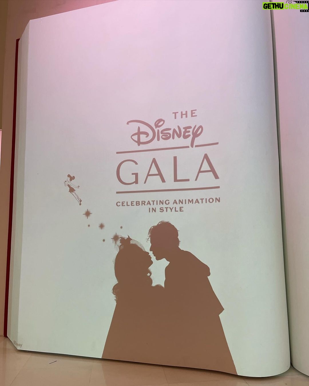 Jorge Blanco - 134.9K Likes - Ayer celebramos 1OO años de Disney en el #DisneyGala y 16 de esos 1OO han sido gran parte de nuestras vidas regalándonos amigos, familia, trabajo y mucha magia! gracias @diegozunigamenswear por dejarme ser tu Muse en esta increíble línea inspirada en “Hércules”
Y gracias a esta hermosa “Cruella” por ser parte de mi vida tantos años @stephieoficial te amo ❤️🤍🖤
#Disney100