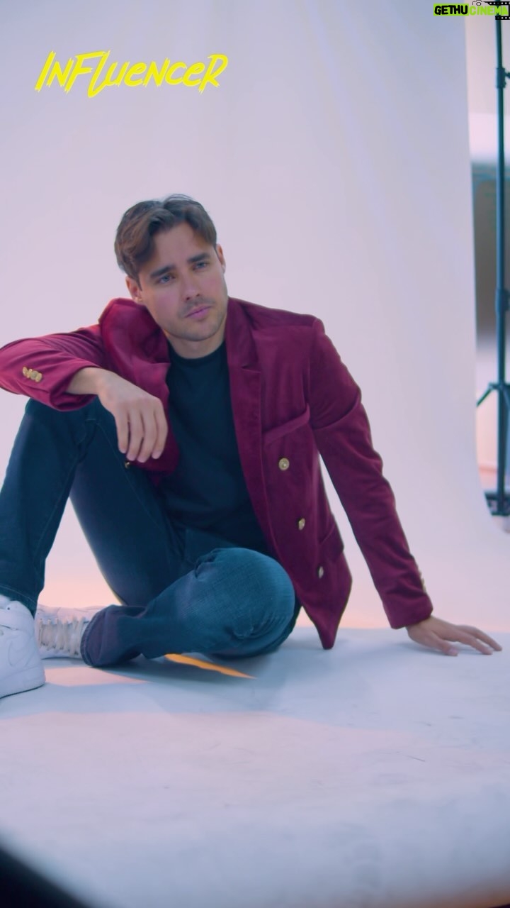 Jorge Blanco Instagram - Así se vivió la visita de @jorgeblanco en @revistainfluencer 💫 Te invitamos a ver la edición completa en nuestro sitio web 🤩 Wearing: 🧥 Saco vino @salaiseszamarripa Pantalon de mezclilla @ciudadelamx Saco verde @taniaorellanaoficial Camisa blanca @john_leopard Pantalon beige @aeternum_couture Conjunto verde limón @danieltovilla #jorgeblanco #musica #actor #creador #podcast #fyp #talent #disney #fan #soyfan #violeta #doblaje #artist