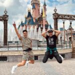 Jorge Blanco Instagram - ¡¡FELIZ DÍA NIÑXS!! @disneylandparis #DisneylandParis30 🏰 Disneyland Paris
